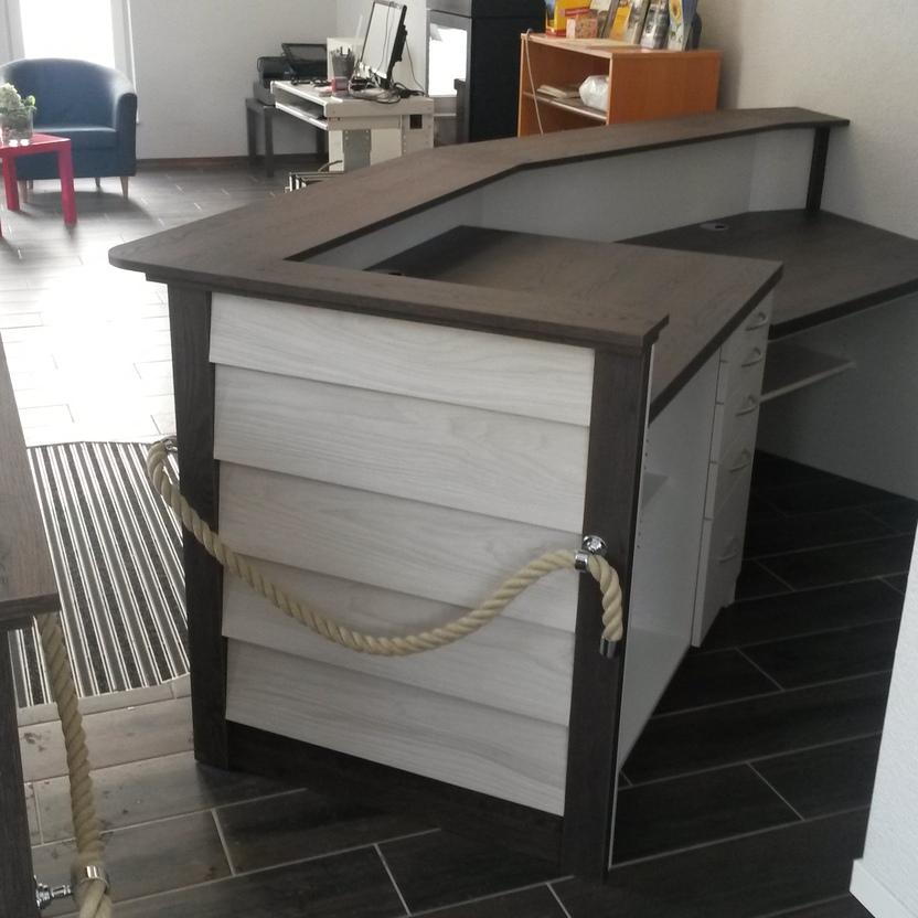 Empfangstresen aus Holz mit maritimer Optik Empfangstresen aus Holz mit maritimer Optik