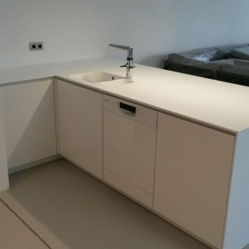 Weiße Küchenzeile mit Spülbereich Moderne Kücheninsel mit Spüle, Geschirrspüler und offenen Regalflächen seitlich