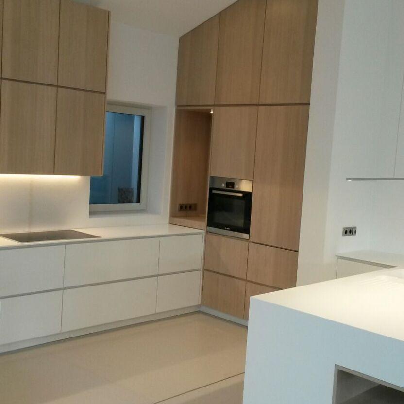 Küchendesign mit Holz und Weiß Moderne Küche mit weißen Unterschränken, Holzhochschränken und eingelassenem Fenster