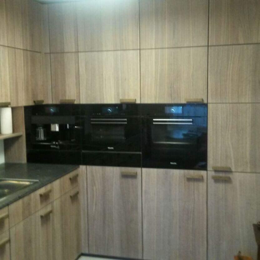 Einbauküche mit Gerätewand Küchenzeile mit Holzfronten, schwarzer Gerätewand und Doppelspüle mit Armatur