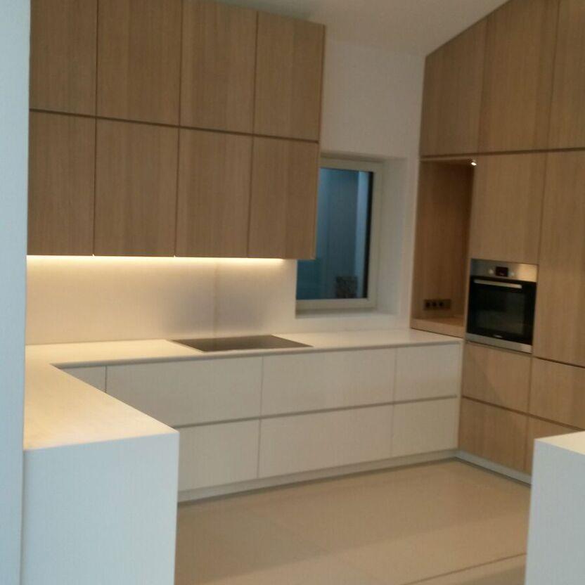 L-Küche mit Holzoberschränken Moderne Küche in L-Form mit weißen Unterschränken, Holzoberschränken und Fenster