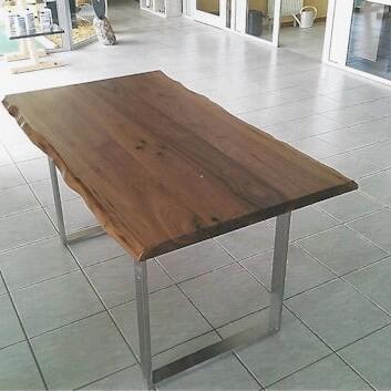 Massivholztisch mit Baumkante Esstisch mit natürlicher Baumkante und Metallgestell auf hellgrauem Fliesenboden