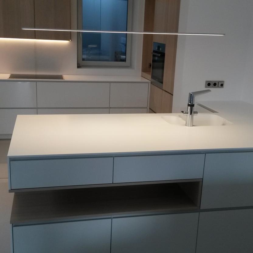 Kücheninsel in modernem, weißen Design Kücheninsel in modernem, weißen Design vor passender Küchenzeile