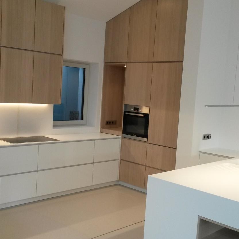 Moderner Küchenbau Moderner Küchenbau mit weißen Lackfronten und Holzfronten