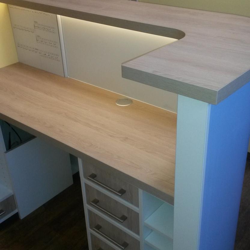 Innenaufbau Empfangstresen Innenaufbau eines Empfangstresens mit Beleuchtung