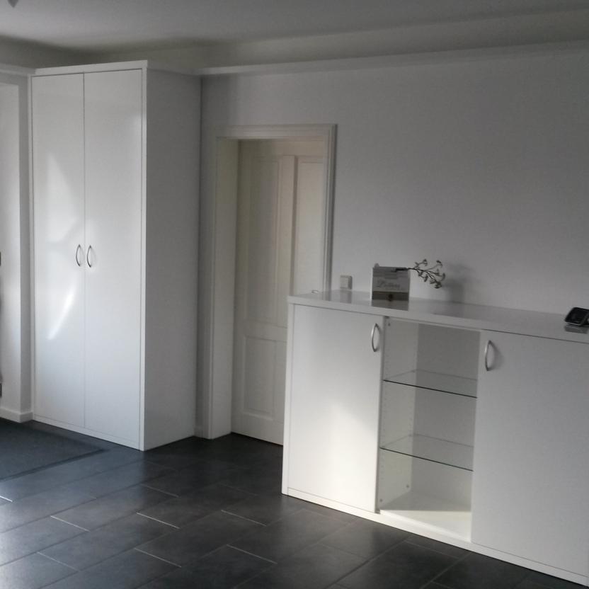 Individuelle Möbel für den Eingangsbereich Individuelle Möbel für den Eingangsbereich bestehend aus Kommode und Schrank mit weißen Fronten