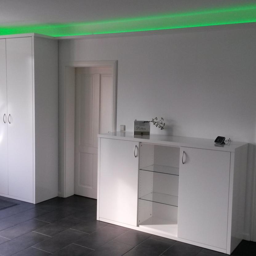 Eingangsbereich mit individueller Beleuchtung Eingangsbereich mit individueller, grüner Beleuchtung an der Decke