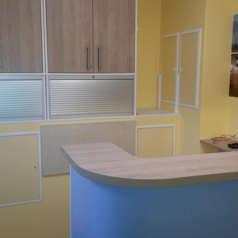 Empfangstresen mit Holzveredelung Empfangstresen mit Holzveredelung und blauer Front