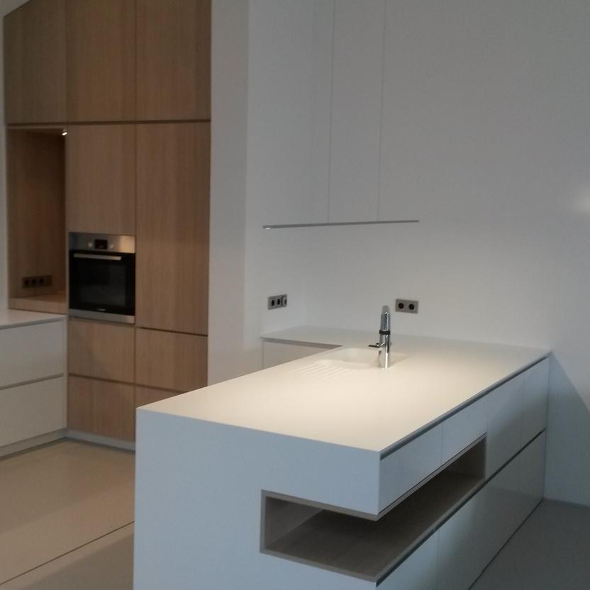 Kücheninsel mit individueller Aussparung Weiße Kücheninsel mit individueller Aussparung