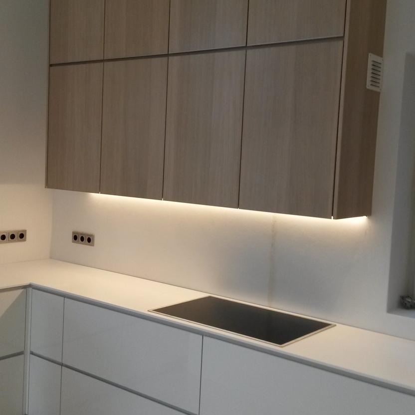 Beleuchtung unter Küchenschränken Beleuchtung unter Küchenschränken aus Holz