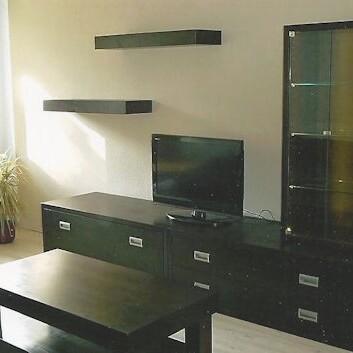 Wohnwand in dunklem Holz Wohnzimmerschrank mit Glastür, TV-Board und Wandregalen aus dunklem Holz