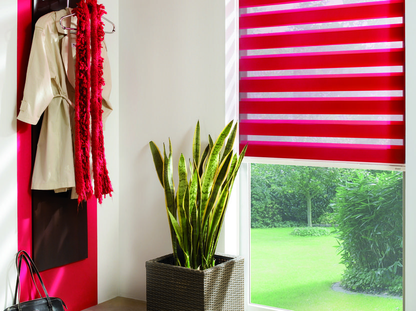 Sonnenschutzrollo für bodentiefes Fenster Rotes Sonnenschutzrollo für bodentiefes Fenster