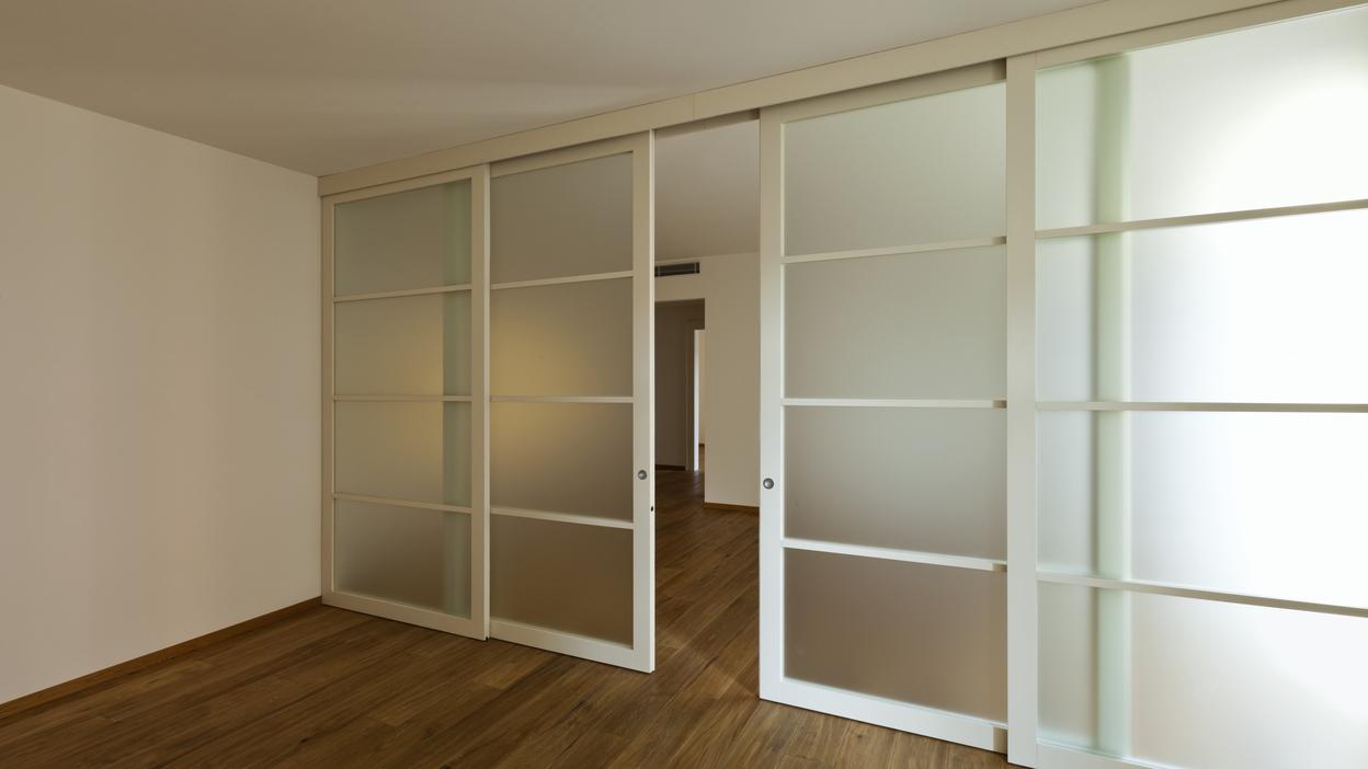 Weiße Schiebetüren Wohnzimmer mit Glasfenstern