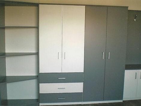 Individueller Einbauschrank Individueller Einbauschrank mit weißen und grauen Fronten