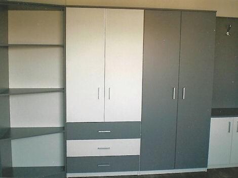 Individueller Einbauschrank mit weißen und grauen Fronten