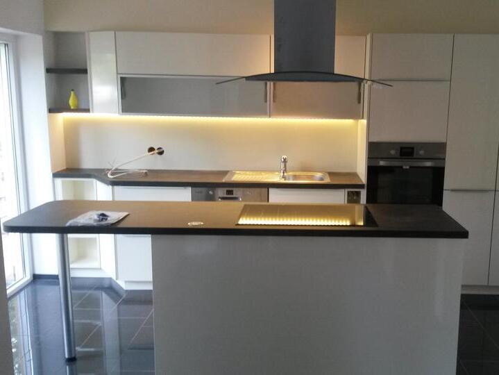 Küche mit Kochinsel Küche mit weißen Fronten mit Kochinsel und dunkler Arbeitsplatte