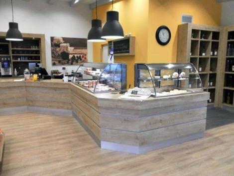 Ladenbau nach Maß Große Theke aus Holz im Laden