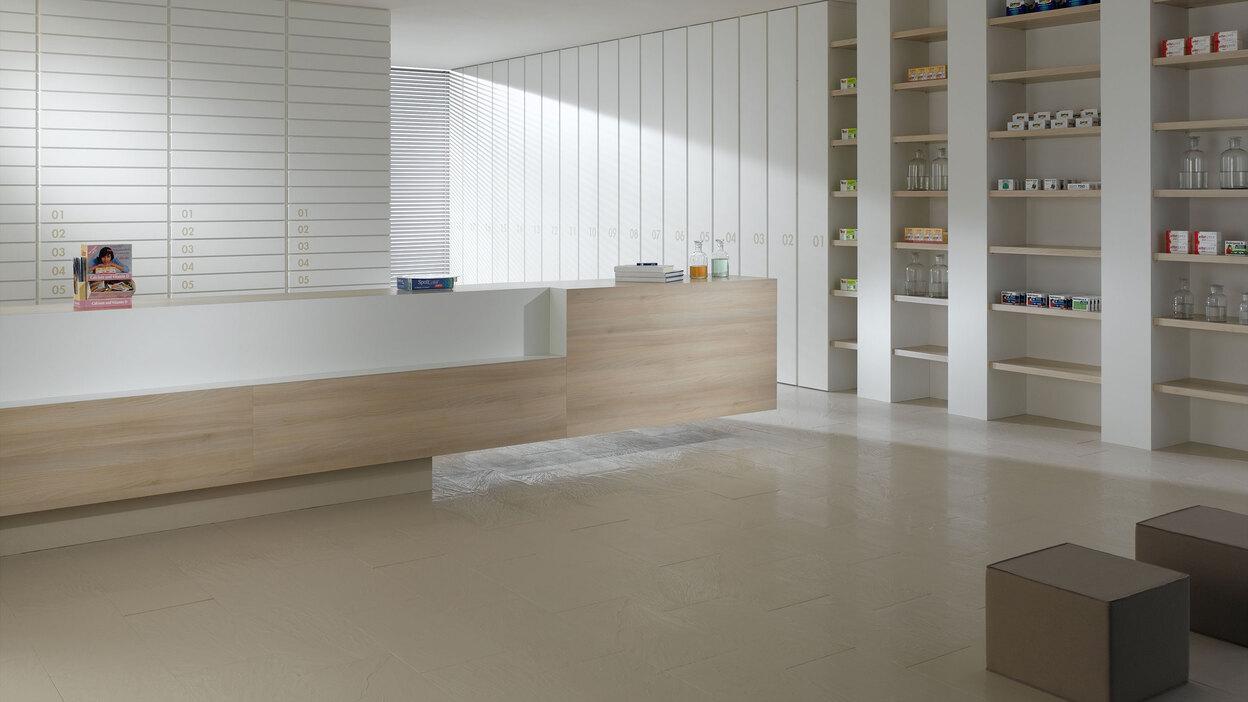Impressionen einer Apothekeneinrichtung mit hellen Holzmöbeln und geräumigem Regalsystem, sowie aufgeräumten Empfang.