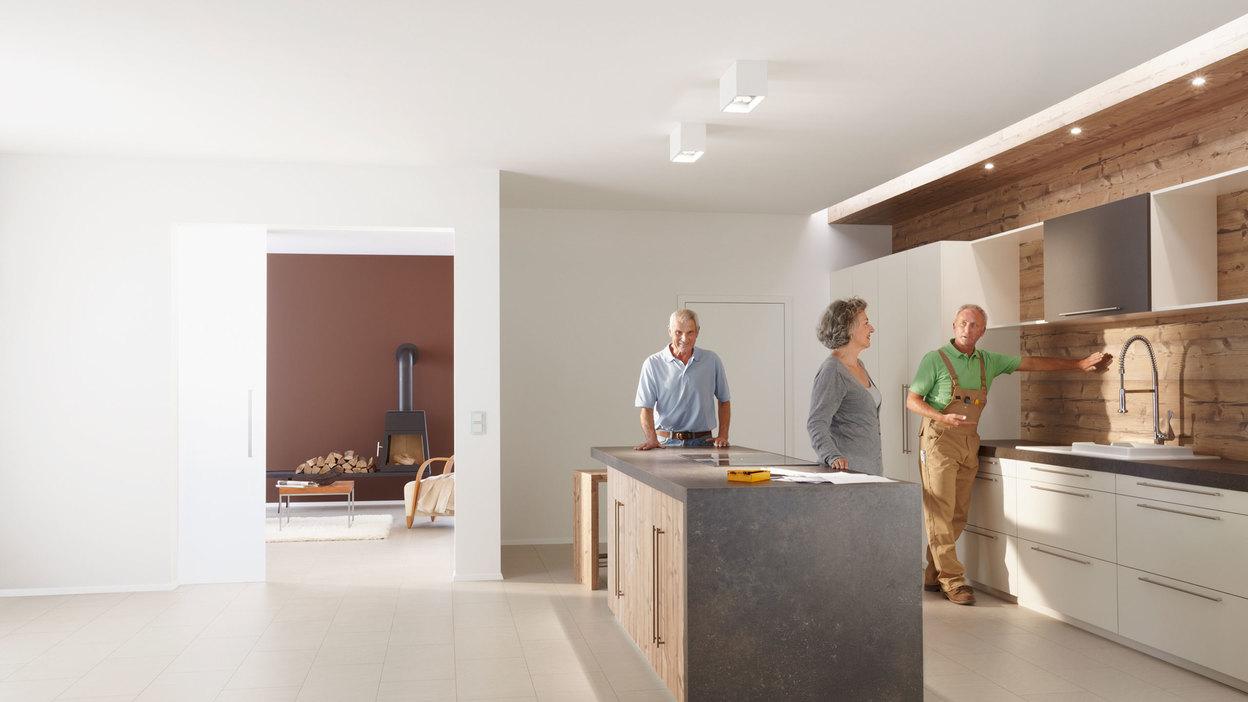 Präsentation einer Küche durch einen Tischler in einem Showroom