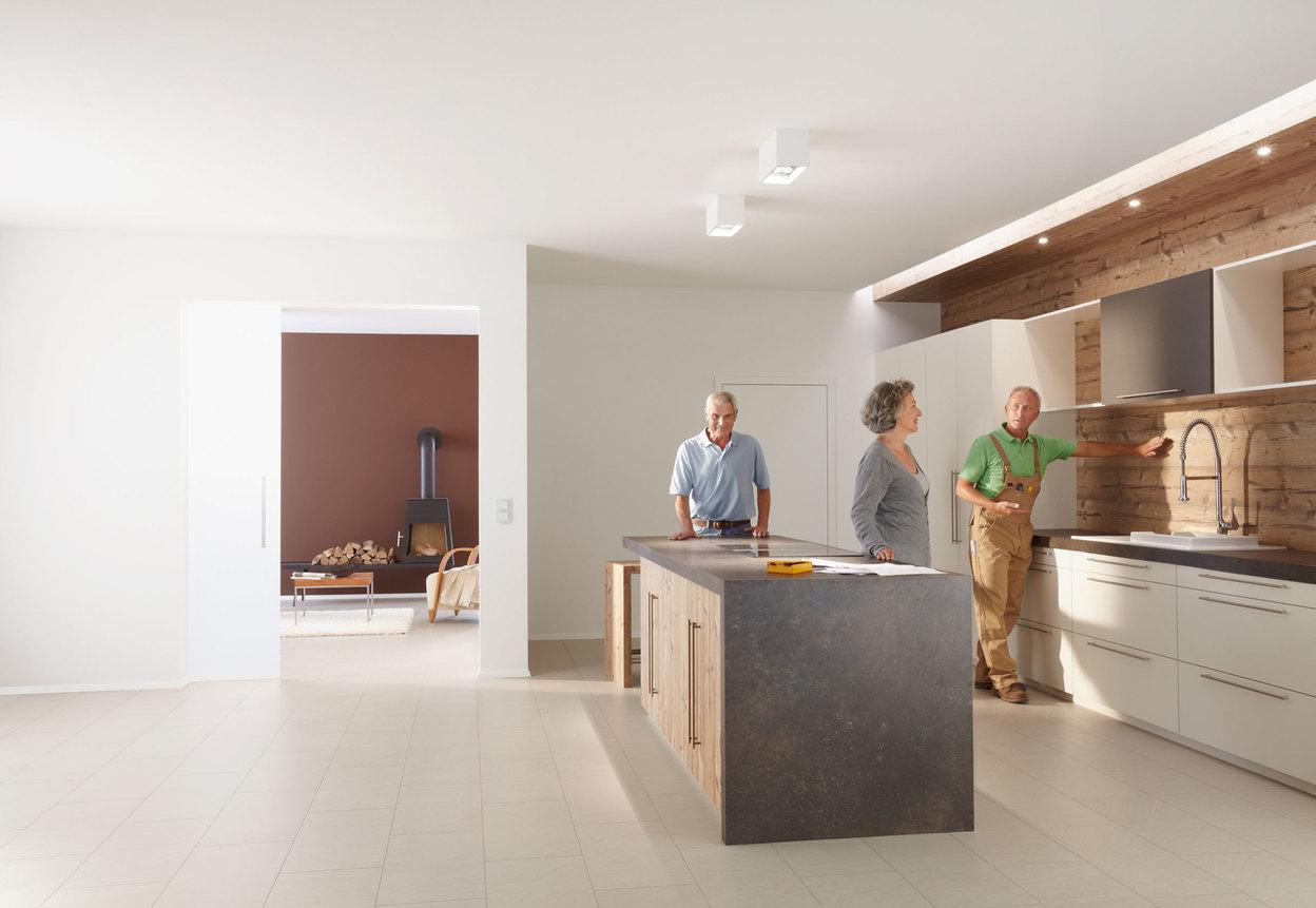 Präsentation einer Küche durch einen Tischler in einem Showroom