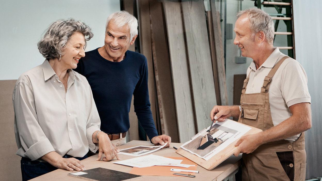Präsentation von Oberflächen durch Tischler anhand eines Boards
