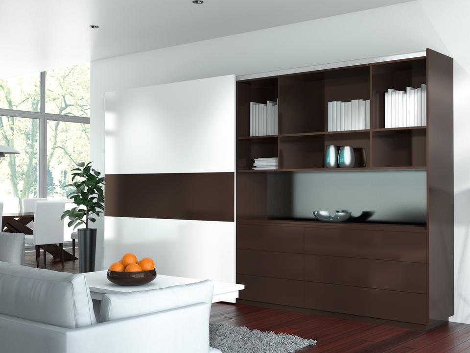 Impression einer Schrankwand mit Vitrinenkombination Impression einer weißen Schrankwand mit dunkler Vitrinenkombination