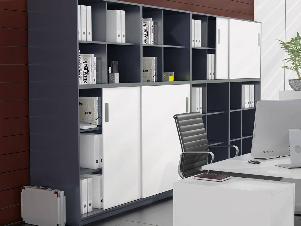 Büroimpressionen mit Fokus auf offenes Regalsystem Büroimpressionen mit Fokus auf dunkles offenes Regalsystem in Kombination mit weißen Schiebetüren
