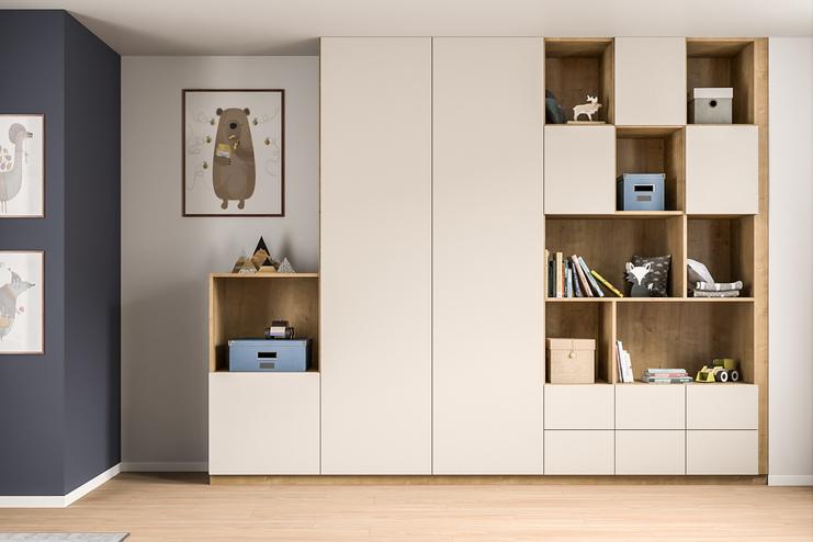 Eine Kombination aus geschlossenen Schränken und offenen Regalen nach Maß, gefüllt mit Büchern und Spielzeug, in einem gemütlichen Kinderzimmer.