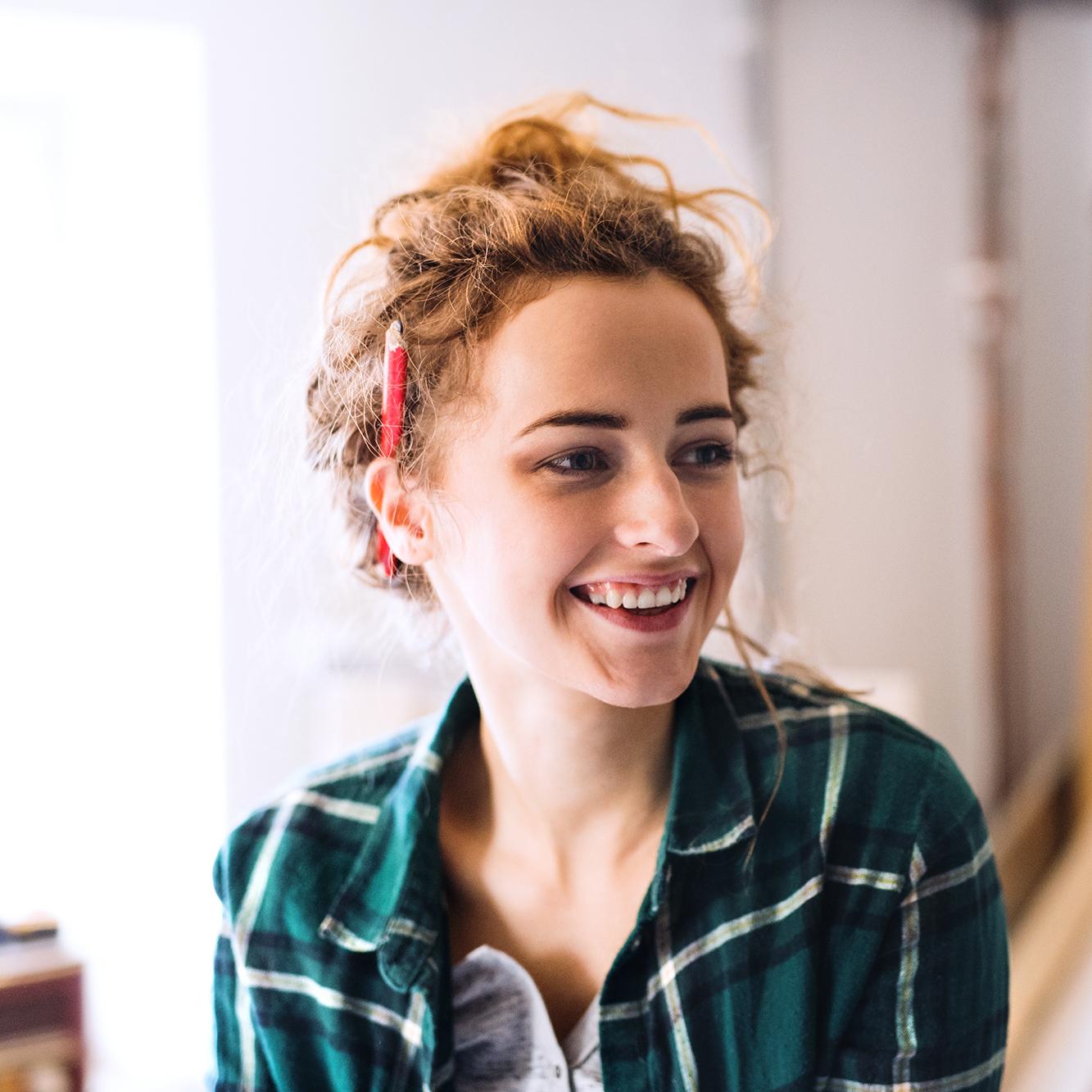 Tischlerei - Auszubildende Nahaufnahme einer Auszubildenden beim Tischler