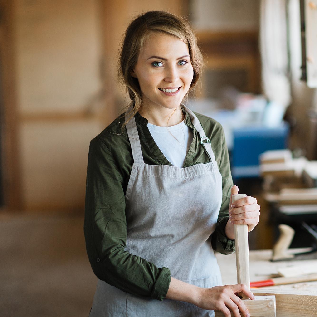 Tischler Auszubildende - Tischlerlehre Lächelnde Tischler Auszubildende